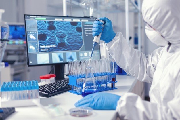 experimento-produccion-virolog-curso-pandemia-coronavirus-micropipeta-quimico-laboratorio-moderno-haciendo-investigacion-utilizando-dispensador-epidemia-mundial-covid-19_482257-5737